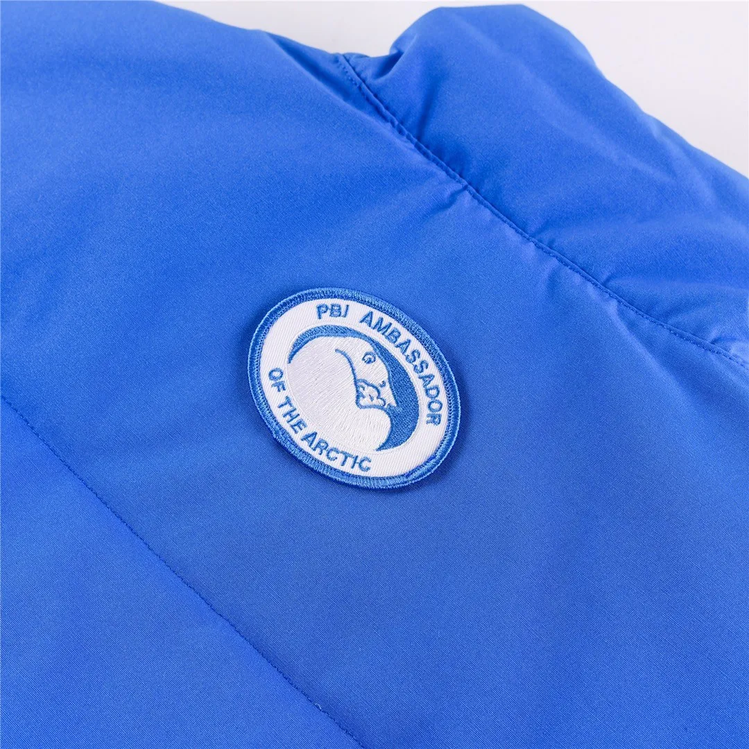 P320 Canada Goose Canada Goose #Freestyle Crew 4154M men's and women's vest down# ➖ Genuine synchronous anti-counterfeiting chip sensor! ➖ Imported Behringer embroidery machine to customize 10,000-needle embroidery logo! ➖ Imported 21-count polyester-cotton blended original fabric, using Feather-Light 10D waterproof coating fabric, made of 84.5% polyester fiber and 15.5% cotton, 100% the best feel in the entire network! ➖ The genuine official website uses the national standard 80 white duck down, and will never be misled by false claims such as 90 down or goose down! ➖ 100% nylon nylon lining with double double-layer sealing design to prevent velvet from running away. Top-grade polar fleece is used in the collar and pockets to keep warm and comfortable! ➖ Yoshida YKK provides original custom-made electroplated sliders. YKK two-way lockable zippers are tight and smooth and will not peel off paint! ➖ 3M composite original Velcro is durable, and all accessories and hardware are disassembled and customized!  SIZE: XS S M L XL XXL [Attached: Size chart]